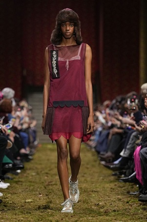 لمسة من الألفينات تعود إلى المنصة